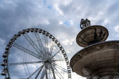 Budapeşte, Macaristan - 21 Nisan 2019: Budapeşte 'deki Erzsebet Meydanı Budapeşte' deki Neptün Çeşmesi.