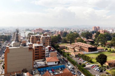 Kolombiya Montserrat tepesinden Bogota 'nın sisli manzarası