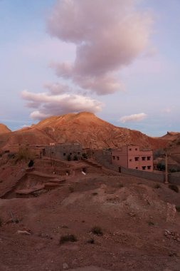 Fas 'ta, dağ çölünde eski bir kasaba.