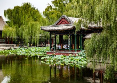 Bahçesi, nehri ve Çin 'de evleri olan güzel turistik bir yer.