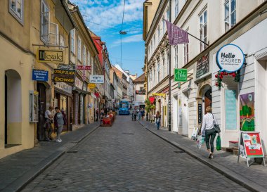 Zagreb, Hırvatistan - 24 Eylül 2017: Zagreb şehir merkezindeki Tkalciceva Caddesi restoran ve kafelerle dolu