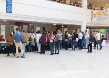 BUDAPEST, HUNGARY - 10 Ekim 2014: ELTE Üniversitesi 'nde kimliği belirsiz öğrenciler