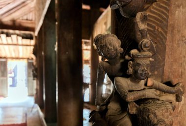 Tapınakta ahşap heykel