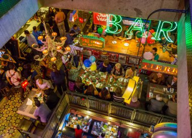 BOGOTA, COLOMBIA - 22 Ekim 2015: Kolombiya başkentinin merkezindeki gece barı ve barı. Bogota Latin Amerika 'nın en hızlı büyüyen büyük şehridir..