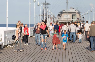 SOPOT, POLAND - 19 Eylül 2015 'te Polonya' nın Sopot kentinde kimliği belirsiz kişiler iskelede yürüyordu. Sopot önemli bir sağlık merkezidir ve turizm merkezidir..