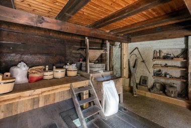 Ahşap bir evin içi.