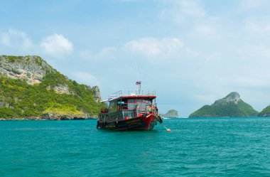Deniz ve mavi gökyüzü olan güzel tropikal bir yer.