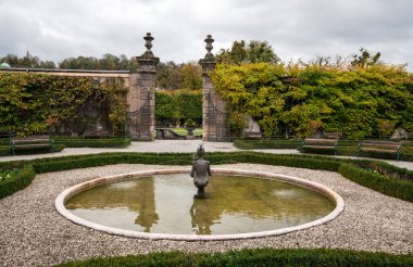 Bulutlu bir günde bahçede fıskiye