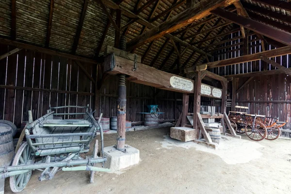 Παλιό Ξύλινο Γκαράζ Καροτσάκια Στο Χωριό — Φωτογραφία Αρχείου