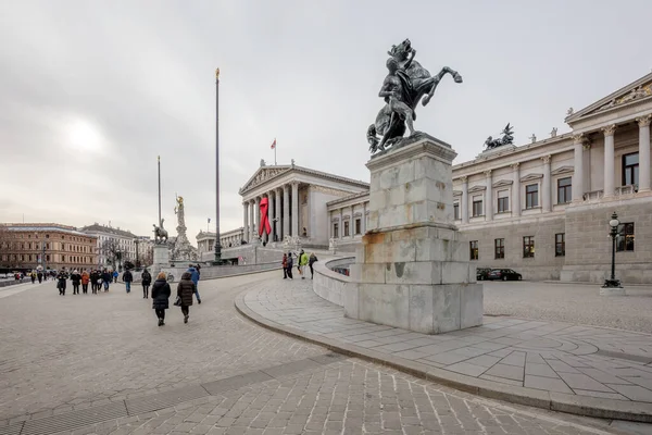 유럽의 도시에 조각상이 — 스톡 사진