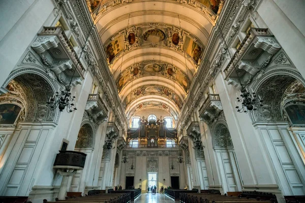 Sisätilojen Katedraalin George München Saksa — kuvapankkivalokuva