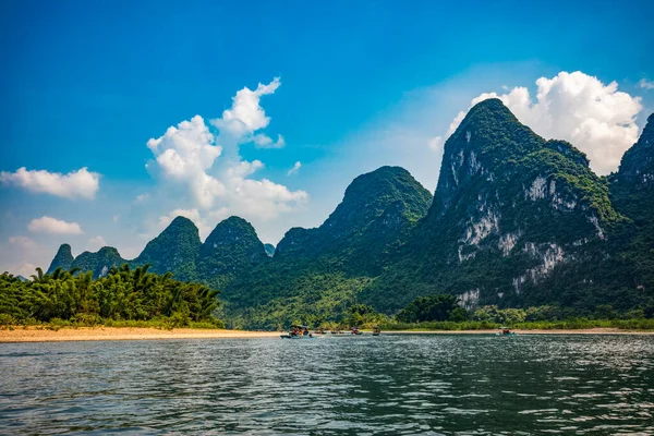 Yangshuo Kína Augusztus 2017 Bambusztutajok Turistákkal Folyón Ködben Közel Xinping — Stock Fotó