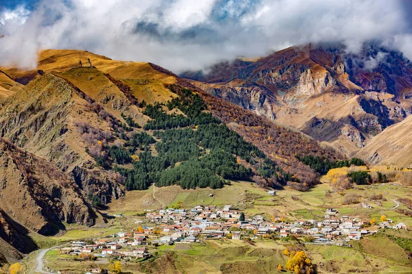 Stepantsminda Pequeño Pueblo Kazbegi Georgia — Foto de Stock