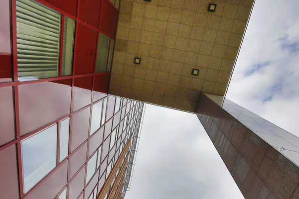 ガラスのファサードと空を持つ近代的な建物 — ストック写真