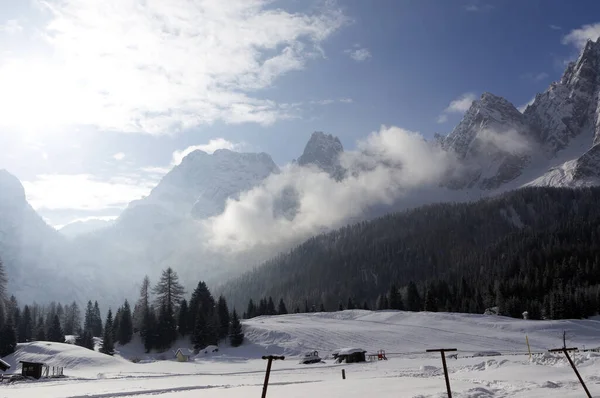 Paisagem Inverno Com Montanhas Cobertas Neve — Fotografia de Stock