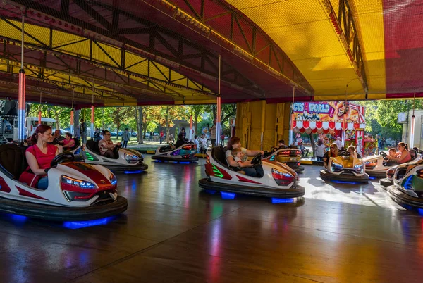 Budapest Hungría Abril 2019 Personas Los Coches Choque Dodgem Mercado —  Fotos de Stock