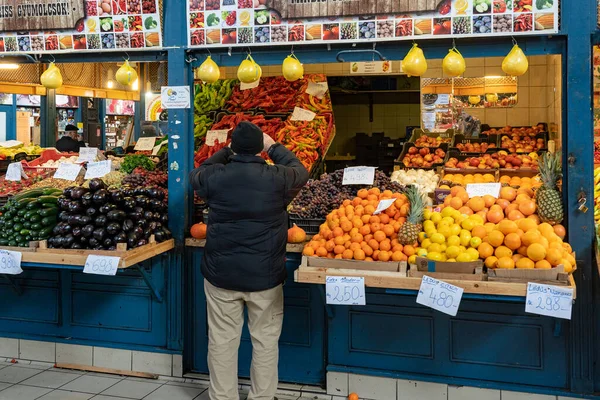 Sprzedawca Sprzedaje Warzywa Rynku — Zdjęcie stockowe