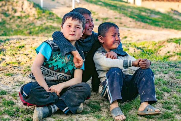 Самарканд Узбекистан Марта 2012 Года Дети Позируют Туристам Деревне Самаркандом — стоковое фото