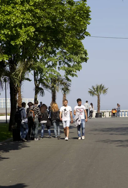 Visão Traseira Uma Jovem Seus Amigos Andando Cidade — Fotografia de Stock