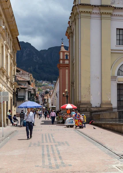 Bogota コロンビア 2015年10月22日 Candelaria地区を歩く未確認の人々 カンデラリアはボゴタの歴史的な中心地です コロンビアの首都は1538年にここに設立されました — ストック写真