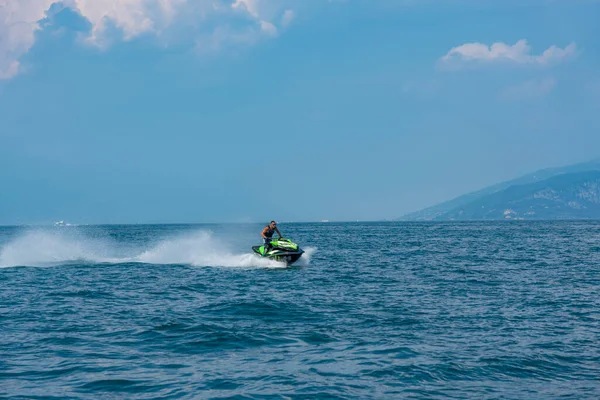 People Swimming Boat Sea — Stock Photo, Image