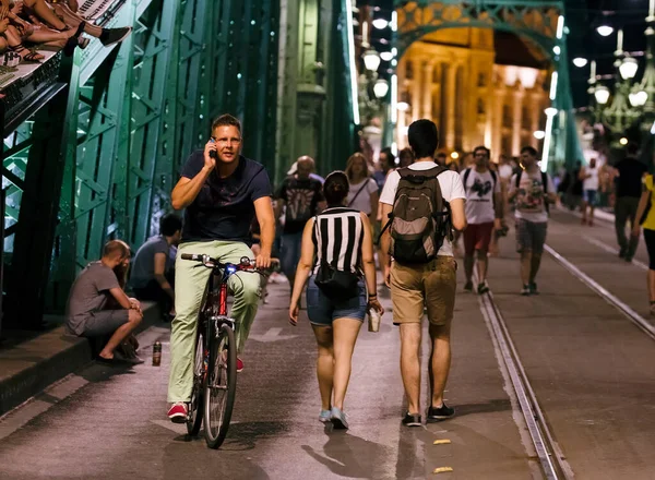 Junge Leute Fahren Fahrrad Der Stadt — Stockfoto