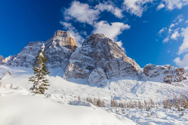 Paisaje Montaña Con Montañas Cubiertas Nieve —  Fotos de Stock