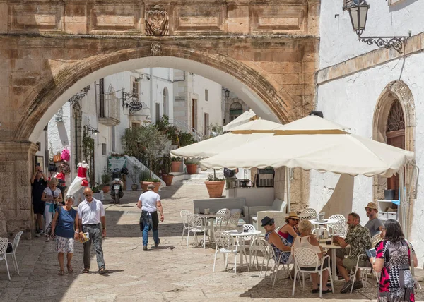 Ostuni Włochy Czerwca 2017 Turyści Centrum Ostuni Puglia Południowe Włochy — Zdjęcie stockowe