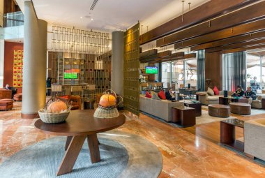 BOGOTA, COLOMBIA - 22 Ekim 2015 JW Marriott Otel 'in içi. JW Marriott Bogota Hotel 'in 2010' daki ilk gösterimi, bu büyük şehirdeki ilk lüks oteli Marriott International Inc. markası oldu.