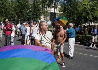 BUDAPEST, HUNGARY - 10 Temmuz 2010: Budapeşte, Macaristan 'da kimliği belirsiz insanlar LGBT (lezbiyen, gey, biseksüel ve transseksüel) haklarını desteklemek için düzenlenen Budapeşte Gay Onur Yürüyüşü' ne katıldılar..