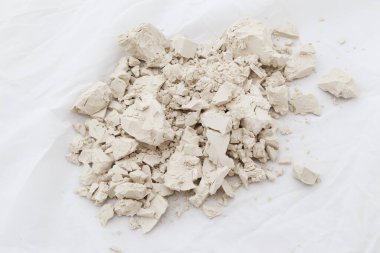 Kırışmış kağıt parçaları beyaz arkaplanda