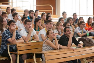 BUDAPEST, HUNGARY - 02 Eylül 2015: Budapeşte 'deki ELTE Üniversitesi' nin kimliği belirsiz öğrencileri ve öğretmenleri. Eotvos Lorand Üniversitesi (ELTE) Macaristan 'ın en büyük ve en eski üniversitesidir..
