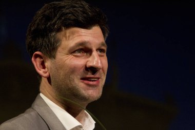 BUDAPEST, HUNGARY - 30 Ocak 2011 'de Macaristan' ın Budapeşte kentindeki Merlin tiyatrosunda TV2 'nin yıldız sunucusu Robert Karasz.