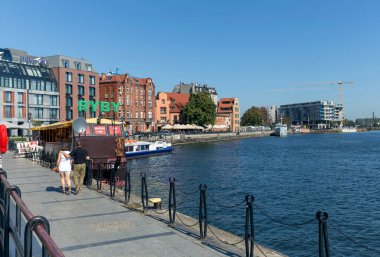 GDANSK, POLAND - 19 Eylül 2015: Gdansk 'ın merkezinde kimliği belirsiz insanlar yürüyor. Şehir, ortaçağ eski kasaba mimarisi ile Polonya Pomeranya 'nın tarihi başkentidir..