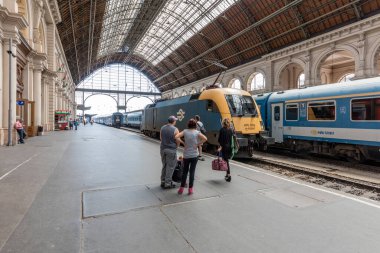 BUDAPEST, HUNGARY - 16 Haziran 2016: Budapeşte 'deki Keleti İstasyonu' nun İçi. Keleti, 1884 yılında açılan Doğu tren istasyonudur ve Avrupa 'nın en büyük tren istasyonlarından biridir..