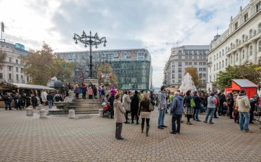 BUDAPEST, HUNGARY - 23 Kasım 2019: Macaristan 'ın başkenti Budapeşte' deki Vorosmarty Meydanı 'ndaki yıllık Noel Fuarı' nı kimliği belirsiz kişiler ziyaret etti.