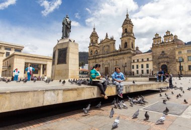 BOGOTA, COLOMBIA - 22 Ekim 2015: Başkent merkezindeki Bolivar Meydanı 'nda kimliği belirsiz insanlar. Bogota Latin Amerika 'nın en hızlı büyüyen büyük şehridir..