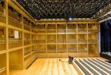 Modern bir konser salonunun içinde.