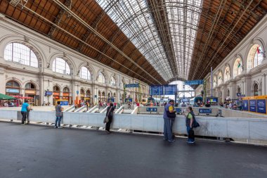 BUDAPEST, HUNGARY - 16 Haziran 2016: Budapeşte 'deki Keleti İstasyonu' nun İçi. Keleti, 1884 yılında açılan Doğu tren istasyonudur ve Avrupa 'nın en büyük tren istasyonlarından biridir..