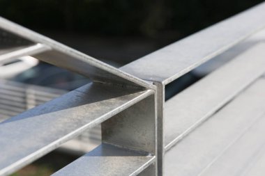 Bir satırdaki çelik çubukların metal profili