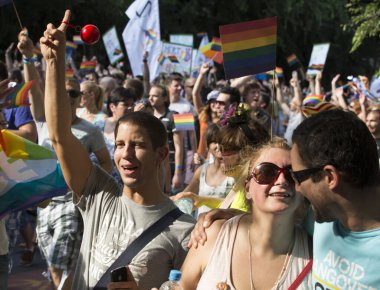 BUDAPEST, HUNGARY - 6 Temmuz 2013 'te Budapeşte, Macaristan' da LGBT (lezbiyen, gey, biseksüel ve transseksüel) haklarını desteklemek için düzenlenen Eşcinsel Onur Yürüyüşüne kimliği belirsiz kişiler katıldı..