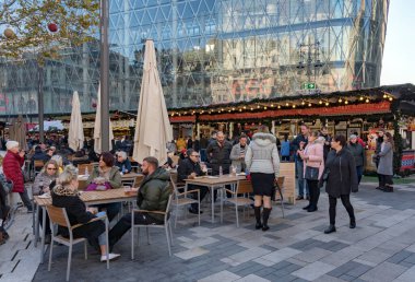 BUDAPEST, HUNGARY - 23 Kasım 2019: Macaristan 'ın başkenti Budapeşte' deki Vorosmarty Meydanı 'ndaki yıllık Noel Fuarı' nı kimliği belirsiz kişiler ziyaret etti.