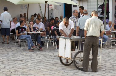 Üniversitede tekerlekli sandalyedeki engelliler