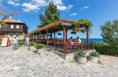 NESSEBAR, BULGARIA - 20 Temmuz 2016: Bulgaristan 'ın Nessebar kentindeki restoran. Antik Nessebar kenti UNESCO 'nun dünya mirası sahası.