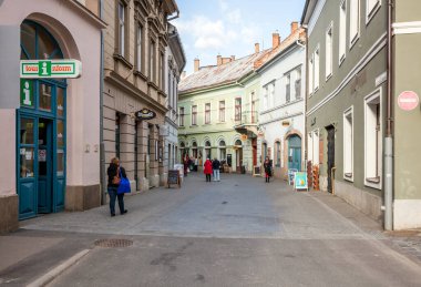 EGER, HUNGARY - 21 Mart 2016: Eğer şehir merkezi, Heves ilçesi ve Kuzey Macaristan 'ın ikinci büyük şehri (Miskolc' ten sonra)). 