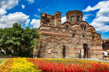 NESSEBAR, BULGARYA - 20 Temmuz 2016: Eski kasabadaki Saint Mary Ortodoks Katedrali. Site, Antik Nesebar Kenti UNESCO Dünya Mirası Alanının bir bölümünü oluşturuyor..