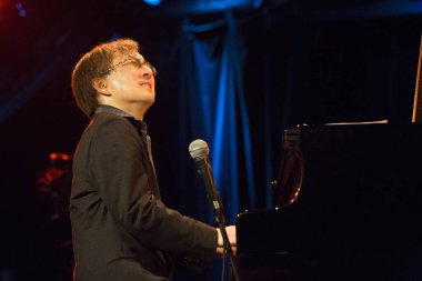 BUDAPEST, HUNGARY - 30 Ekim: Kuriya Makoto Japon piyanist sunum organizasyonunda çalıyor. Japonya Vakfı tarafından 30 Ekim 2012 'de Budapeşte, Macaristan' daki A38 konser salonunda.