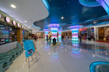 Modern alışveriş merkezinin içi