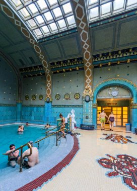 BUDAPEST, HUNGARY - NOVEMBER 4, 2017: Gellert Spa and Bath 'ın içi, sanat Nouveau stilinde popüler bir termal banyo, 1918 yılından beri açıktır..