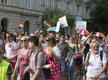 BUDAPEST, HUNGARY - 6 Temmuz 2013 'te Budapeşte, Macaristan' da LGBT (lezbiyen, gey, biseksüel ve transseksüel) haklarını desteklemek için düzenlenen Eşcinsel Onur Yürüyüşüne kimliği belirsiz kişiler katıldı..